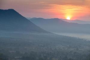 mist en wolk berglandschap zonsopgang foto