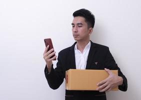 verlader jonge aziatische man met kartonnen doos foto