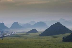 geel koolzaadbloemveld met de mist in luoping, china foto