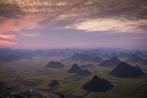 geel koolzaadbloemveld in luoping, china foto