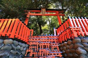 miniatuur torii, fushimi inari tempel, kyoto, japan foto