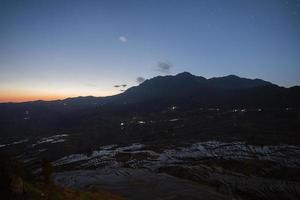 uitzicht op yuan yang rijstterrassen met zonsopgang foto