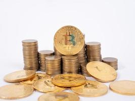 gouden bitcoin op witte achtergrond foto