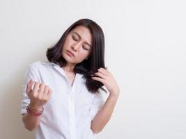 portret van een jonge aziatische vrouw die staat en glimlacht foto