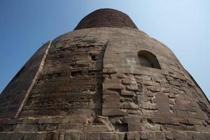 dhamekh stoepa en ruïnes in sarnath, india foto