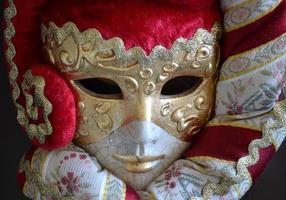 Venetiaans masker op een donkere achtergrond foto