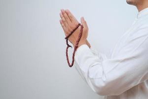 close-up hand met een tasbih of gebedskralen foto