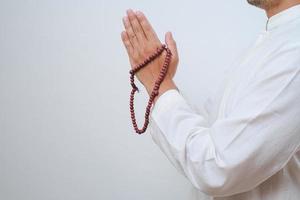 close-up hand met een tasbih of gebedskralen foto