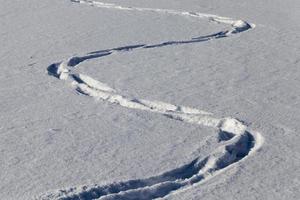 sporen zigzag op sneeuwbanken foto