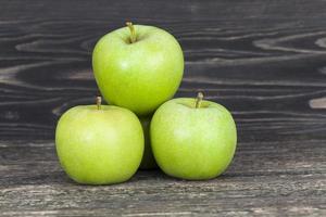 groene appel zwarte tafelwandstapel. foto