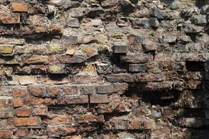 deel van de vernietigde bakstenen muur close-up foto