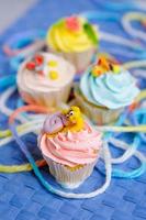 veel cupcake op een bord foto