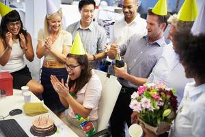 de verjaardag van een collega vieren op kantoor