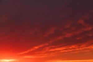 mooie wolken bij zonsondergang. dramatische hemel in de zon. natuurlijke achtergrond. foto