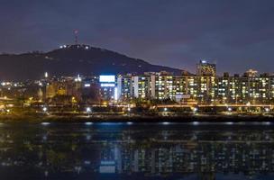 het nachtzicht op de han-rivier in seoul, korea foto