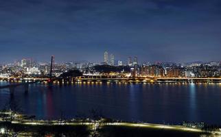 het nachtzicht op seoul en de han-rivier foto