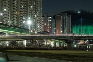 nachtzicht van anyangcheon, gyeonggi-do, korea foto