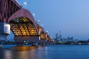 het nachtzicht van de seongsan-brug foto