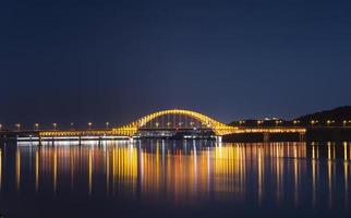 de brug heeft een overtreffend nachtzicht. foto