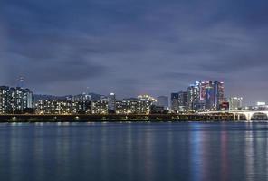 het nachtzicht op seoul en de han-rivier foto