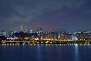 het nachtzicht op seoul en de han-rivier foto