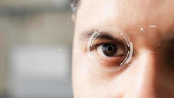 oogonderzoek en behandeling, biometrisch scannen van close-up mannelijke ogen, gezondheidszorg. foto
