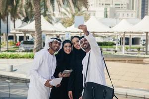 groep Arabische zakenmensen selfie te nemen buitenshuis foto