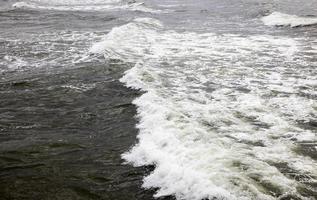 zeekust met veel golven van winderig weer foto