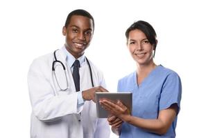 twee medische collega's die een tablet-pc raadplegen