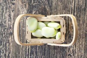 bonen, op een houten tafel foto