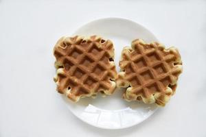 Weense wafels op een witte plaat. heerlijke wafels voor het ontbijt. foto