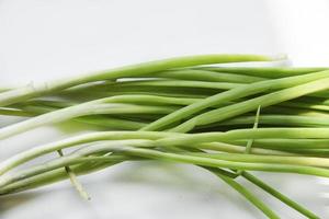 groene uien met bollen op een witte achtergrond. foto