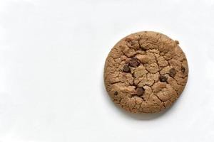 havermoutkoekjes met chocoladeschilfers op een witte achtergrond. koekjes zijn heerlijk close-up. foto