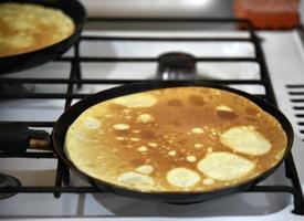 heerlijke pannenkoeken gebakken in een koekenpan foto