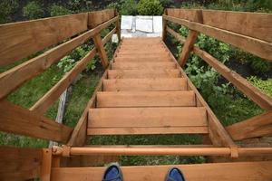 uitzicht op de houten trap in de zomer foto