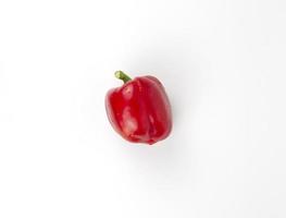 biologische rode paprika geïsoleerd op witte achtergrond foto