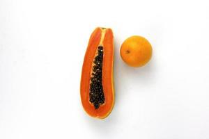een stuk papaja met zoete sinaasappel geïsoleerd op een witte achtergrond, vers fruit papaya, orage in het midden van een witte achtergrond foto