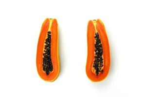 mooie papaya plakjes geïsoleerd op een witte achtergrond, en verse heerlijke papaya bezuinigingen in twee stukken, in het midden van een witte achtergrond, bovenaanzicht concepten ontwerp van fotografie foto