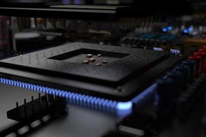 printplaat met microchips, processors en andere computeronderdelen op een donkere achtergrond. 3D render foto