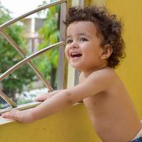 schattige kleine jongen shivaay thuis balkon tijdens de zomer, lieve kleine jongen fotoshoot overdag, kleine jongen genieten thuis tijdens fotoshoot foto