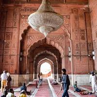 Delhi, India - 15 april 2022 - niet-geïdentificeerde Indiase toeristen die jama masjid bezoeken tijdens het ramzan-seizoen, in delhi 6, india. jama masjid is de grootste en misschien wel de mooiste moskee in India foto