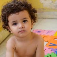 schattige kleine jongen shivaay thuis balkon tijdens de zomer, lieve kleine jongen fotoshoot overdag, kleine jongen genieten thuis tijdens fotoshoot foto