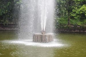 fontein in het complex van lodhi-tuin in delhi india, werkende fontein in het lodhi-tuincomplex, water in de fontein, fontein in het lodhi-tuinpark tijdens de ochtend foto