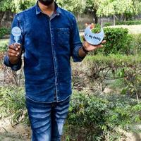 indiase paar poseren voor zwangerschaps baby shoot. het paar poseert in een gazon met groen gras en de vrouw pronkt met haar babybuil in de Lodhi-tuin in New Delhi, India foto