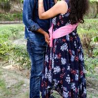 indiase paar poseren voor zwangerschaps baby shoot. het paar poseert in een gazon met groen gras en de vrouw pronkt met haar babybuil in de Lodhi-tuin in New Delhi, India foto