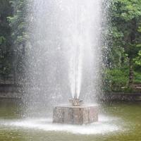 fontein in het complex van lodhi-tuin in delhi india, werkende fontein in het lodhi-tuincomplex, water in de fontein, fontein in het lodhi-tuinpark tijdens de ochtend foto