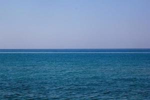 landschap van zee horizon zeegezicht onder blauwe lucht foto