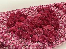 rozendecoratie voor kamers met een romantisch concept. de verleidelijke geur van rozen. rozen zijn netjes gerangschikt en versierd om een hart te vormen. hotelkamers zijn voorbereid voor stellen die op huwelijksreis gaan. foto