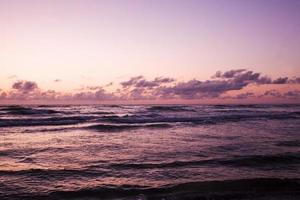 zonsondergang op zee foto