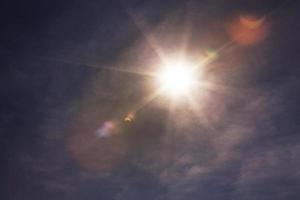 zonsverduistering in de zomer foto